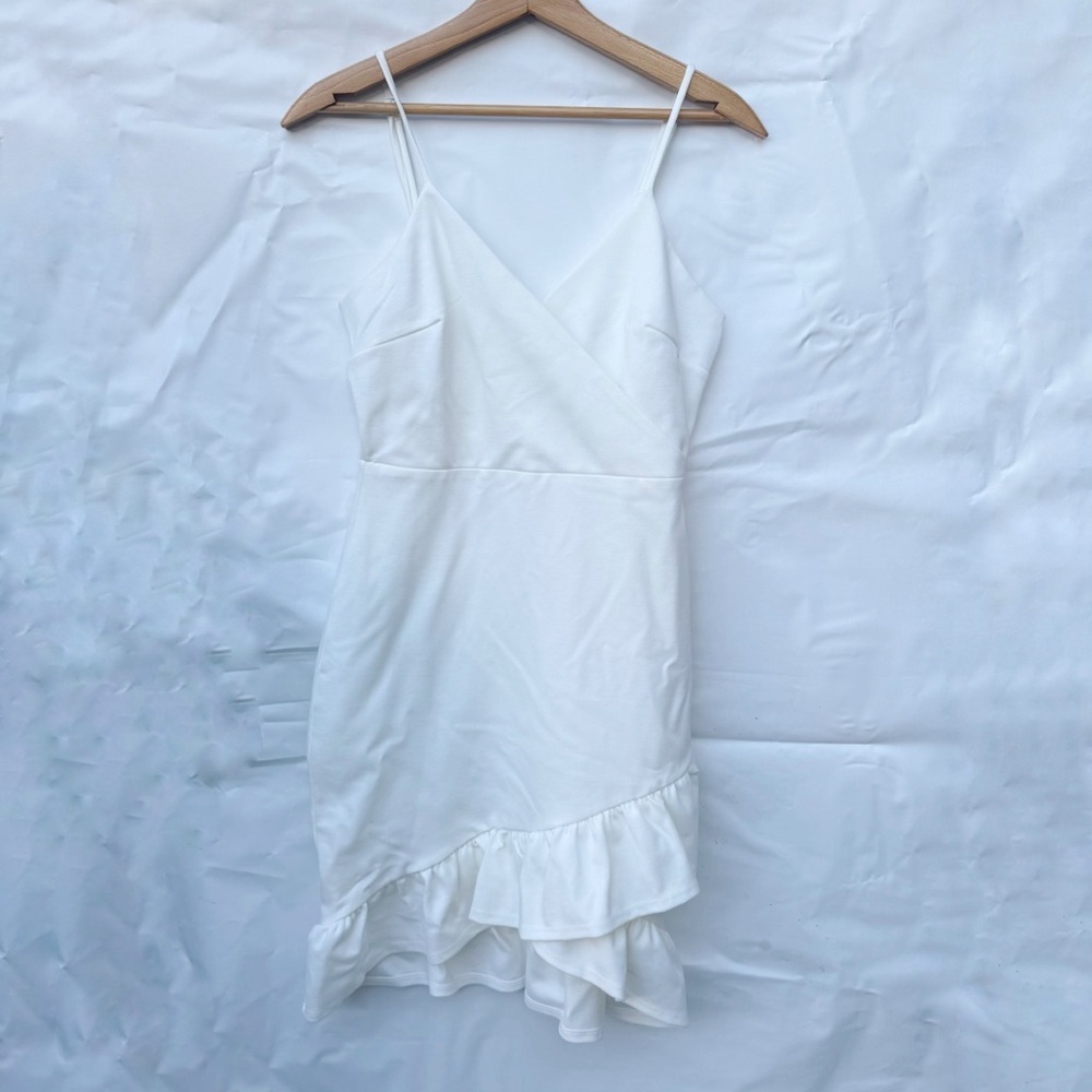 Lulus // white ruffle hem body con mini dress size small z26